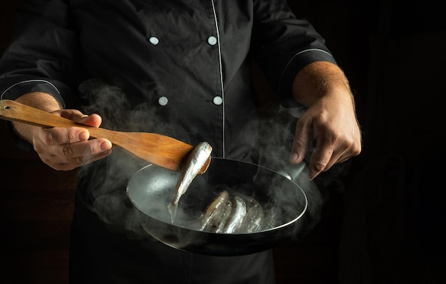 szef kuchni przygotowujący danie